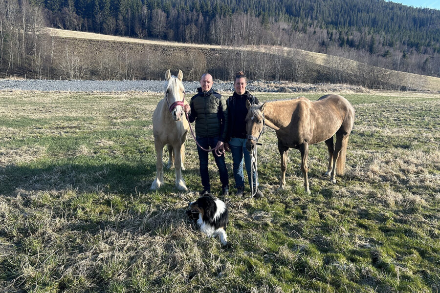 Folk, hester og hund på Nigårdstunet