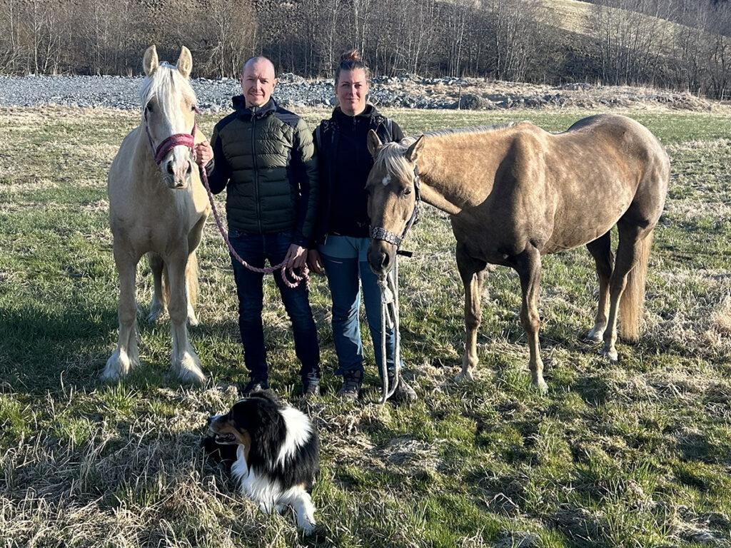 Folk, hester og hund på Nigårdstunet