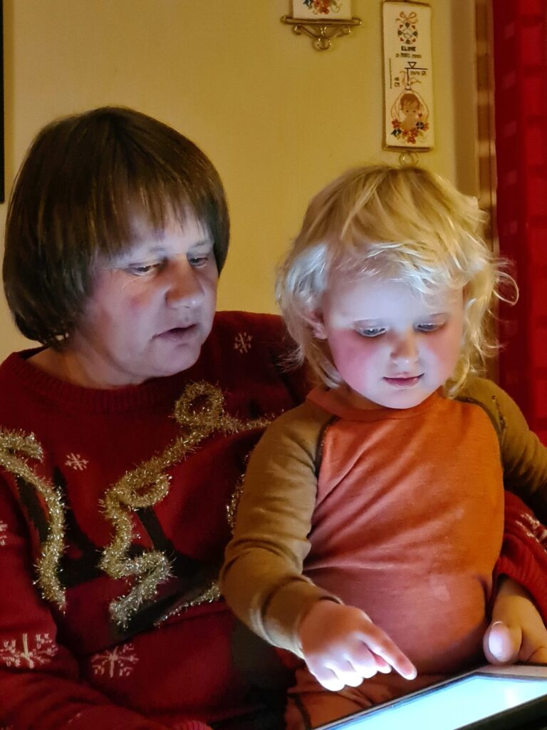 kos-med-bestemor-scaled-1