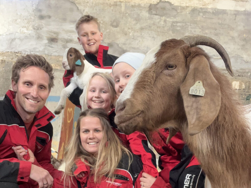 Familien på Øver Borte gård og en boergeit