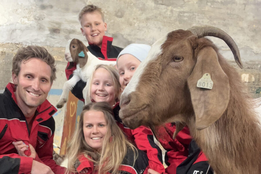 Familien på Øver Borte gård og en boergeit