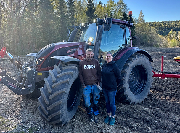 Sara, Lars og traktor